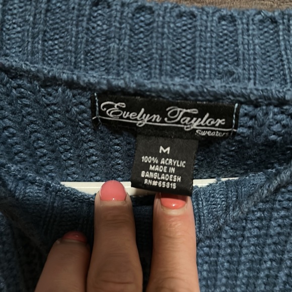 Cute oversized Sweater!!💙 - Picture 3 of 4